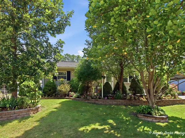 1080 Larkdale Row, Wauconda, IL 60084