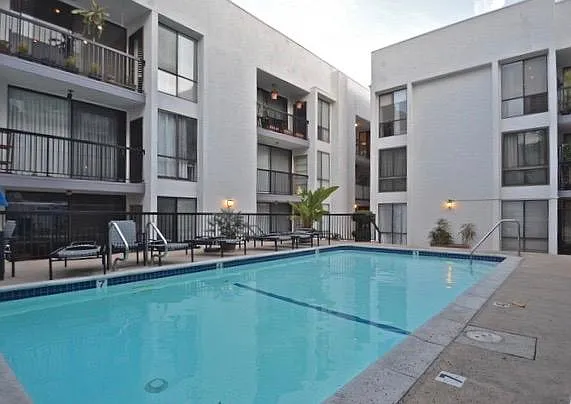 906 N Doheny Dr #512 — Photo 31