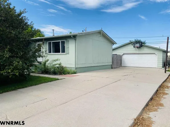 635 Mark Dr, Gering, NE 69341