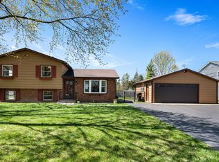 100 White Oak Dr, Lindenhurst, IL 60046