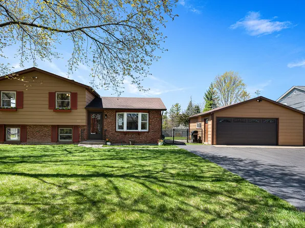 100 White Oak Dr, Lindenhurst, IL 60046
