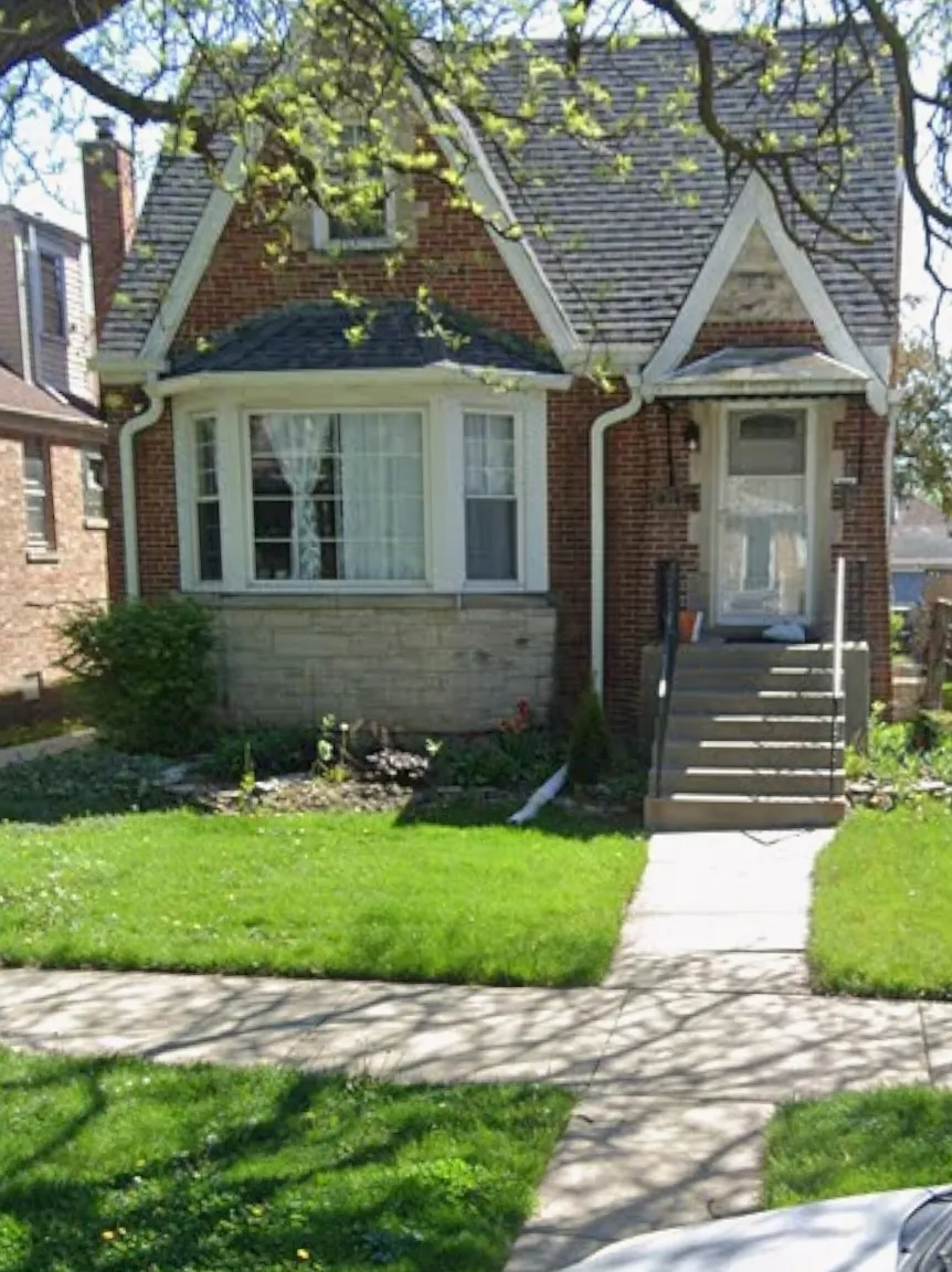 2143 N Nagle Ave — Photo 1