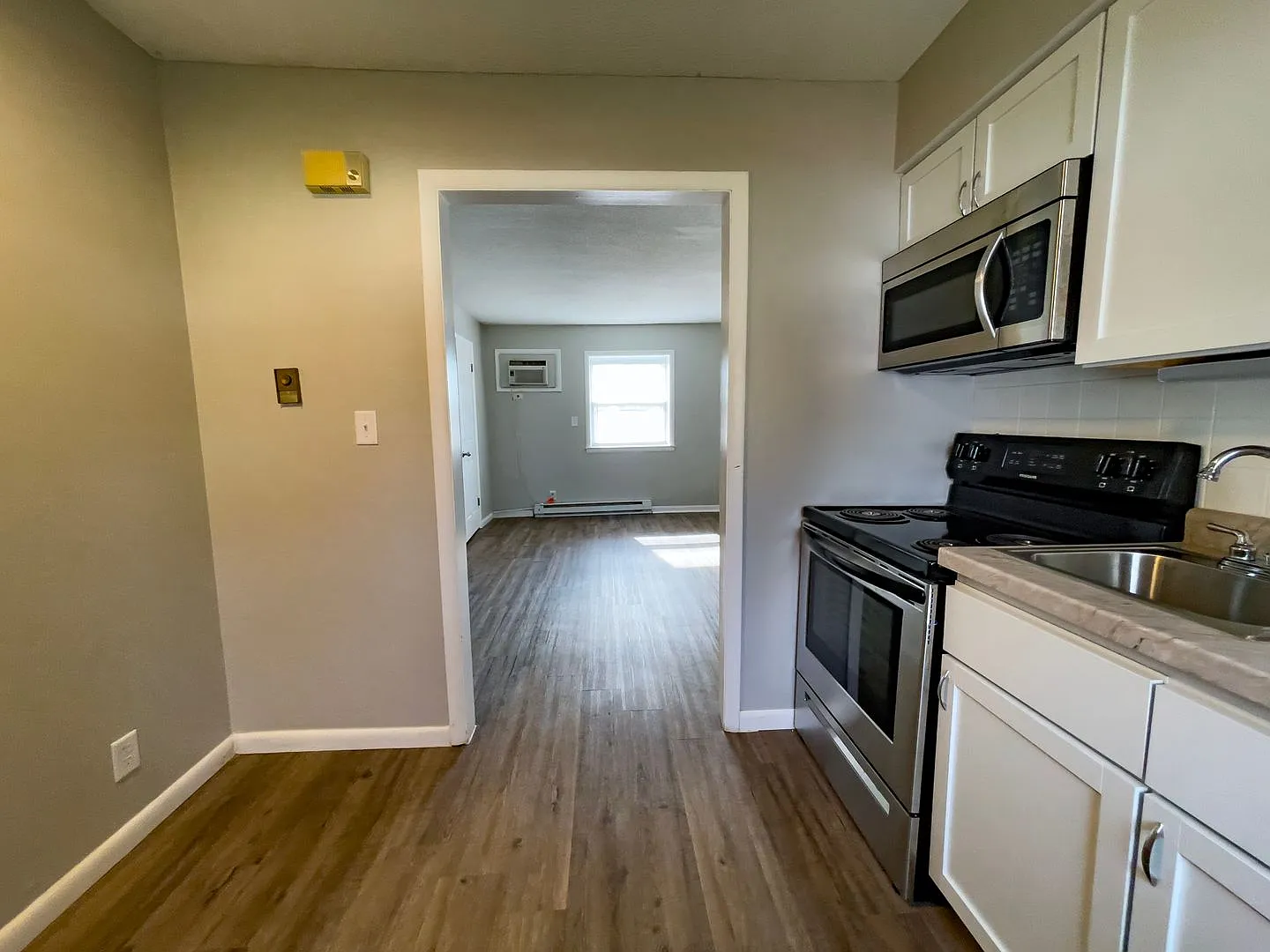 1 Bedroom Unit with detailed cabinets and hardwood style flooring, Close to Campus — Photo 1