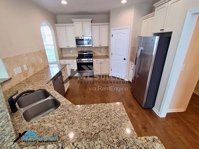 207 Maple Walk St — Photo 5