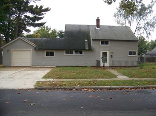 82 Nightingale Ln, Levittown, PA 19054