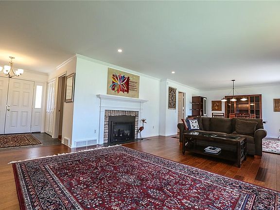 3rd image of 6 Hastings Cir