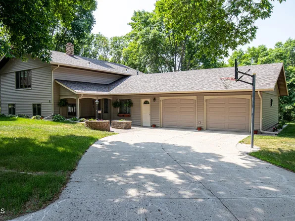 2104 3rd St NE, Jamestown, ND 58401