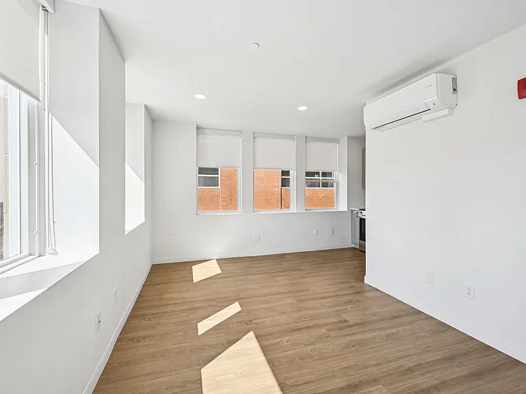 Hamilton Apartments — Photo 31