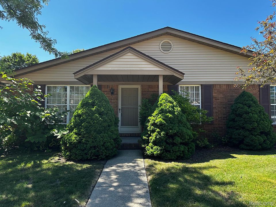 1st image of 36790 Lakeview Ln