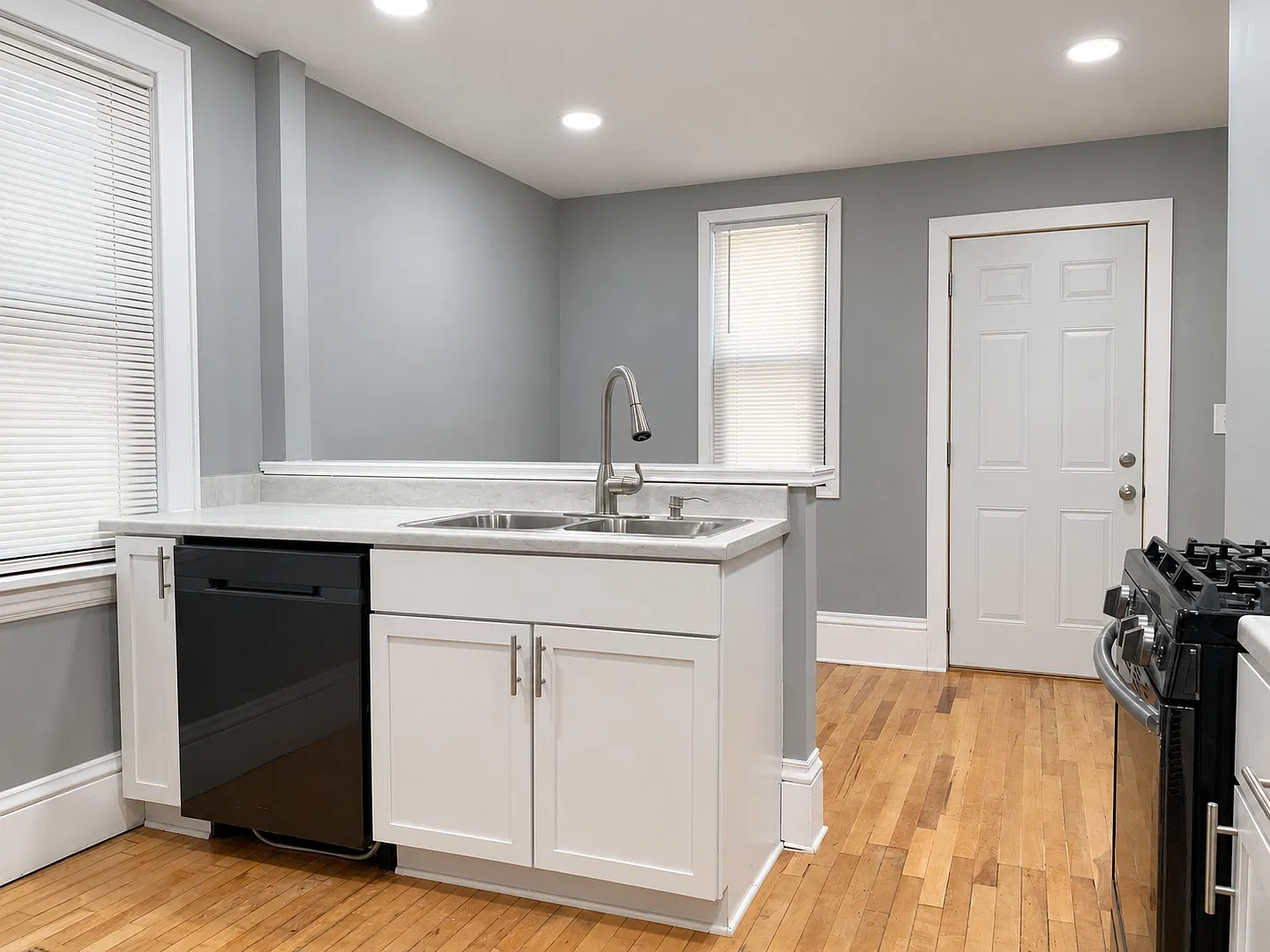 Spacious 4 Bedroom 2 Bathroom Home in Minneapolis! — Photo 3