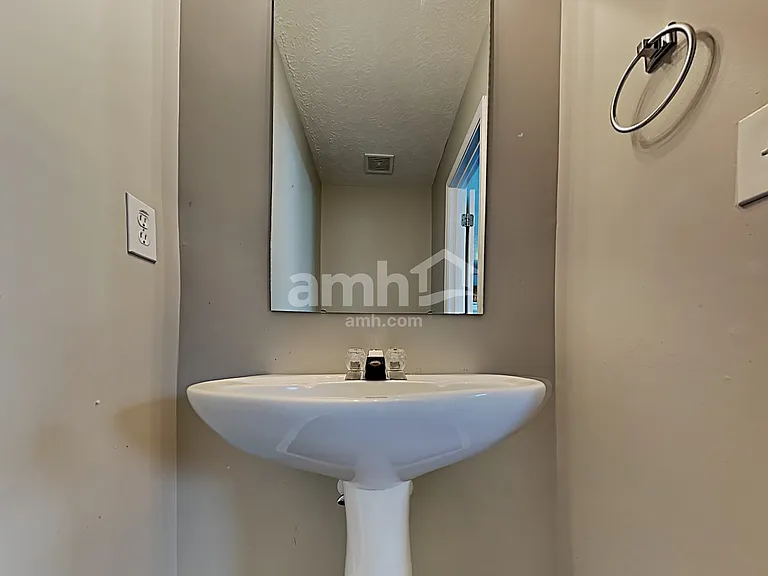 1316 Roxbury Ct — Photo 7