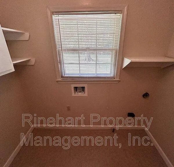 699 University Dr — Photo 12