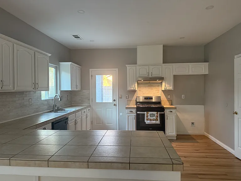1160 Hamlin Way — Photo 3