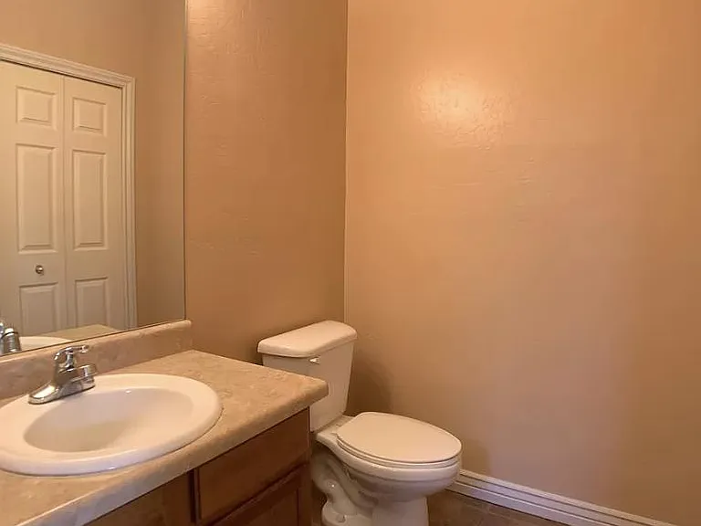 1477 E Turney Dr — Photo 8