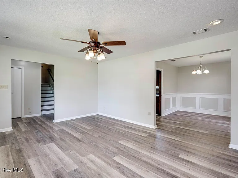 152 Holiday Dr — Photo 10