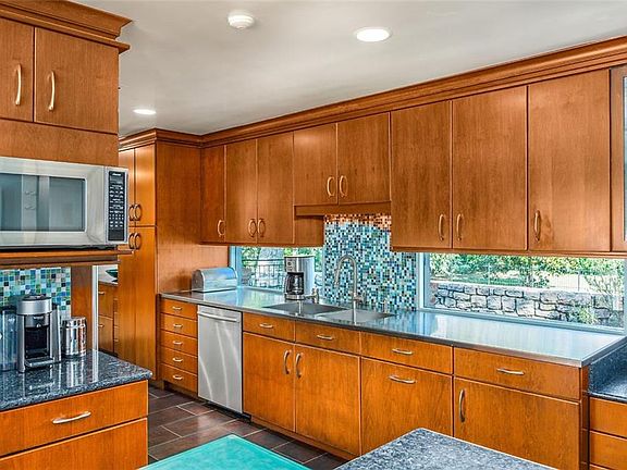 5th image of 925 Meadow Oaks Dr