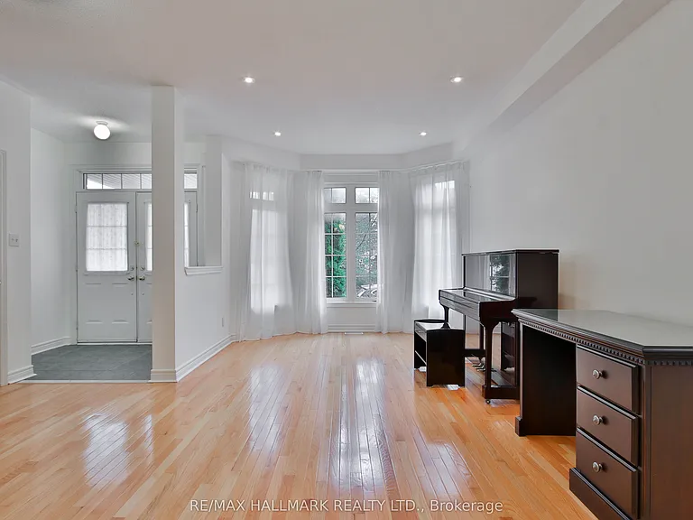 15 Briarglen Rd — Photo 5