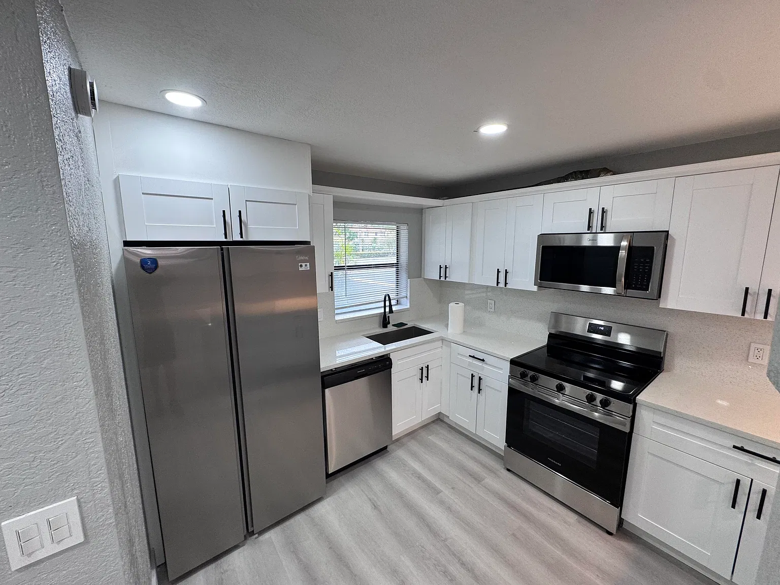 3 bed, 2.5 bath, 1257 sqft, $2,990 — Photo 3