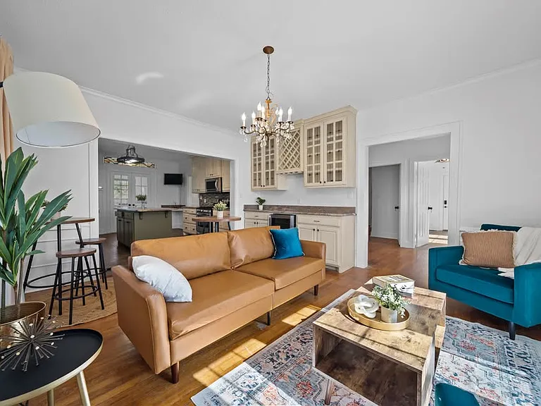 210 E Dobbs St — Photo 2