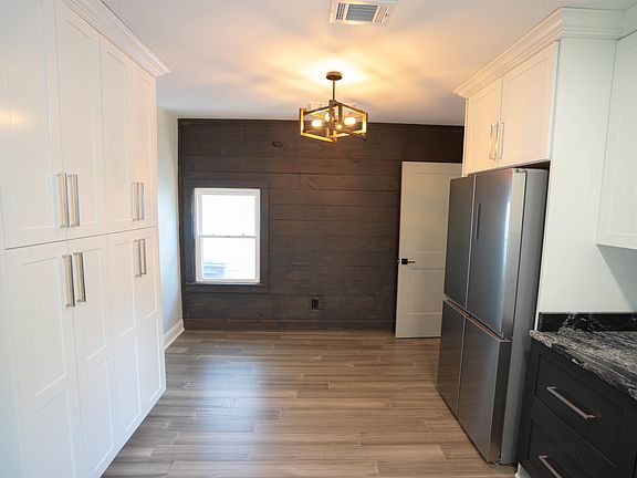 5th image of 386 Holmes Cir