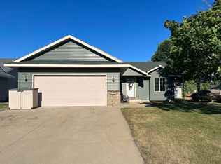 616 N Pleasant View Ln, Litchfield, MN 55355