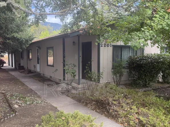 2201 NW North Hill Dr, Grants Pass, OR 97526