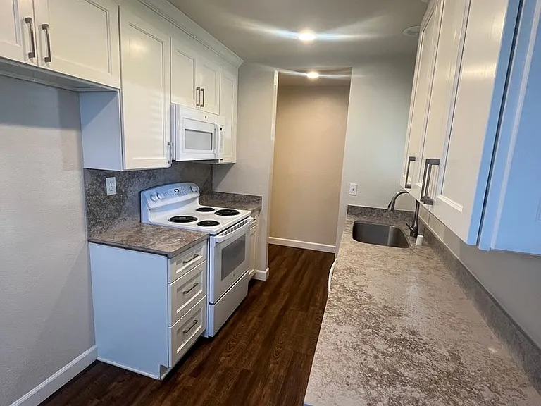 1905 Silvaire Dr — Photo 2