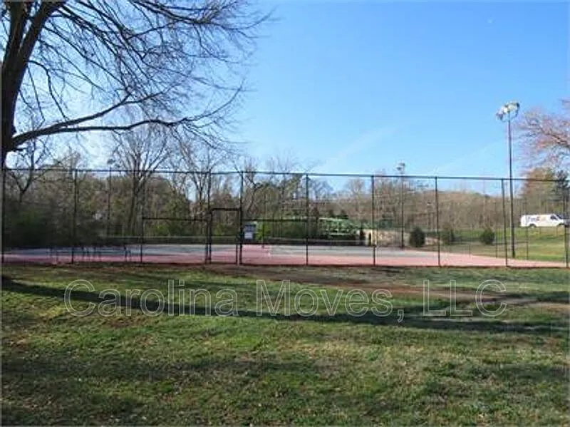 3 bed, 2.0 bath, 1092 sqft, $1,520 — Photo 4