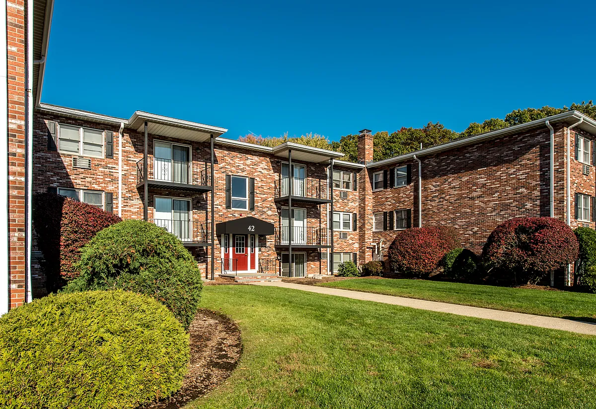 Photo 1 of 6 - Stonebridge Apartments - Norwood, MA Primary Photo - Stonebridge Apartments
