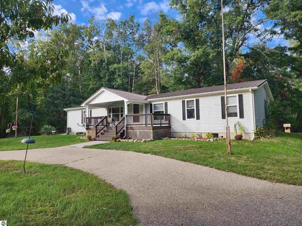 3560 Pine Tree Dr, Weidman, MI 48893