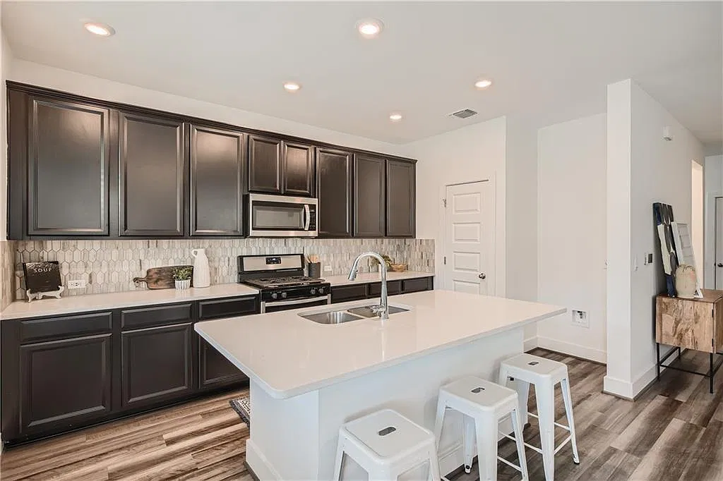 3 bed, 2.5 bath, 1641 sqft, $2,395 — Photo 4