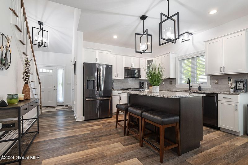 3rd image of 127 Lakepointe Way