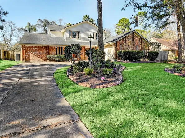 408 Colonial Dr, Friendswood, TX 77546