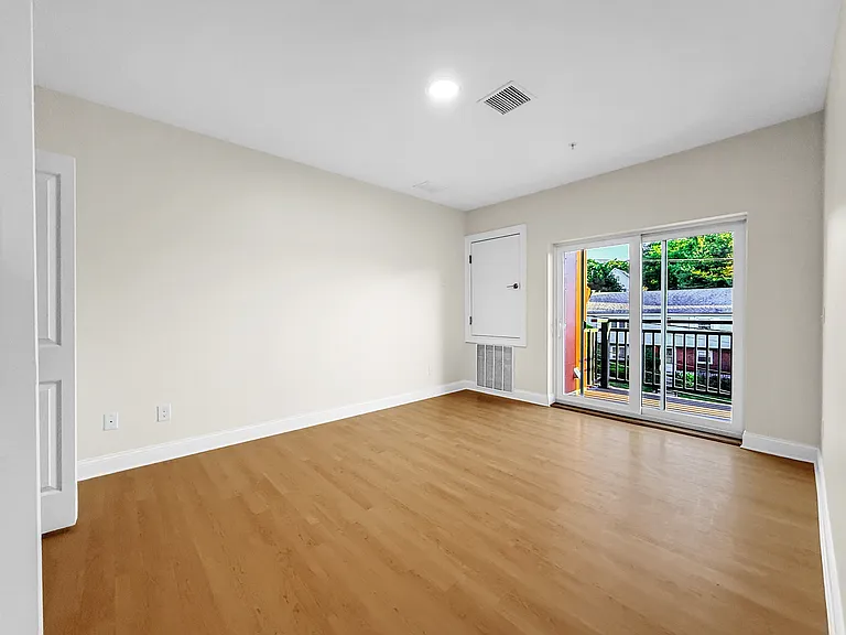 10 Franklin Ave #300 — Photo 3