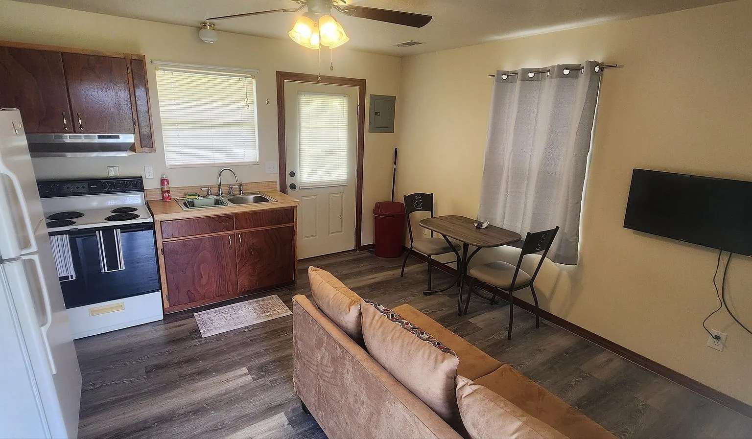 Fully furnished 1 bedroom 1 bathroom cottage — Photo 2