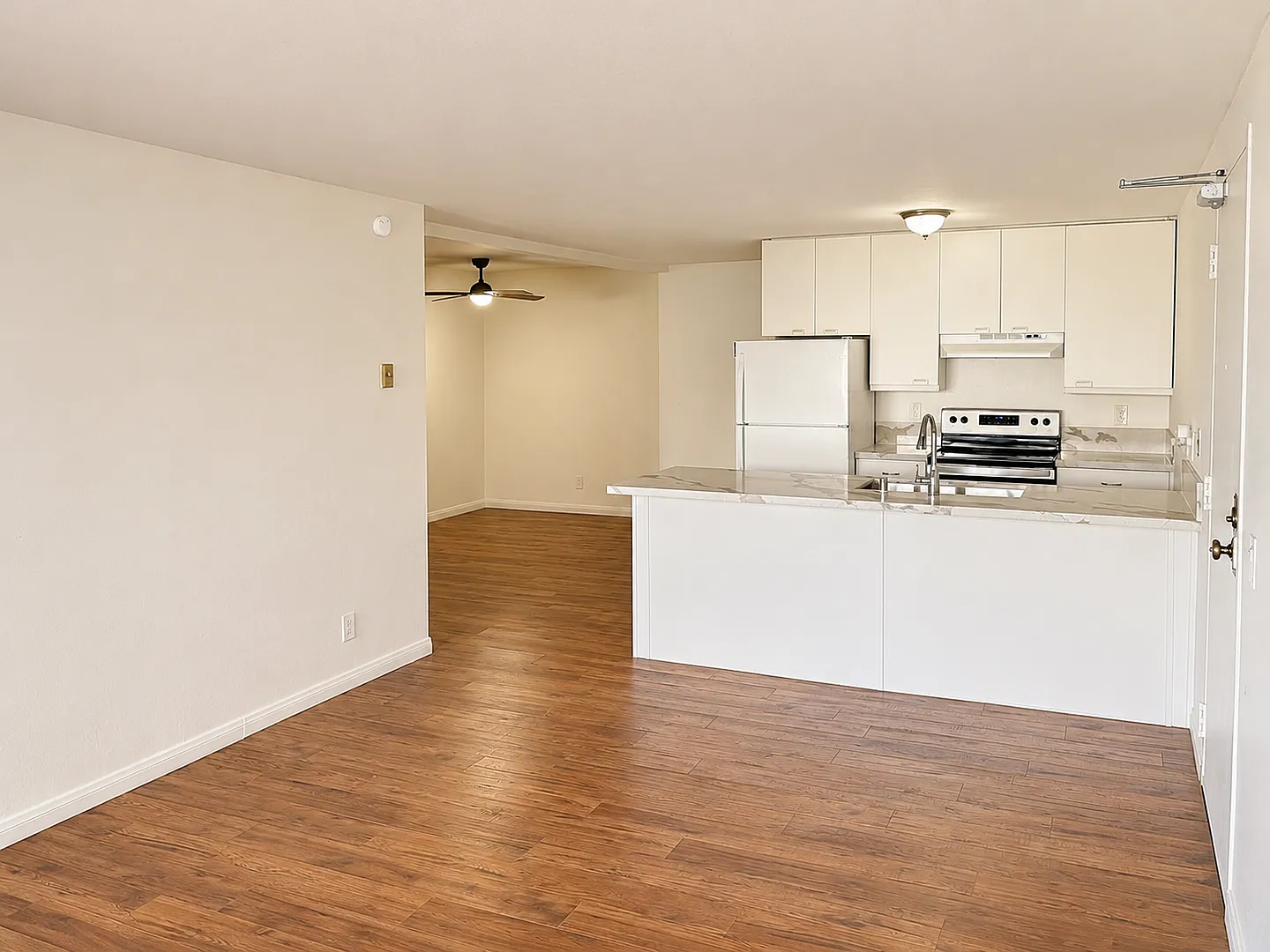 Pines of La Jolla Condo, 2BR/2BA - Wood Floors - 2 Car Parking — Photo 4