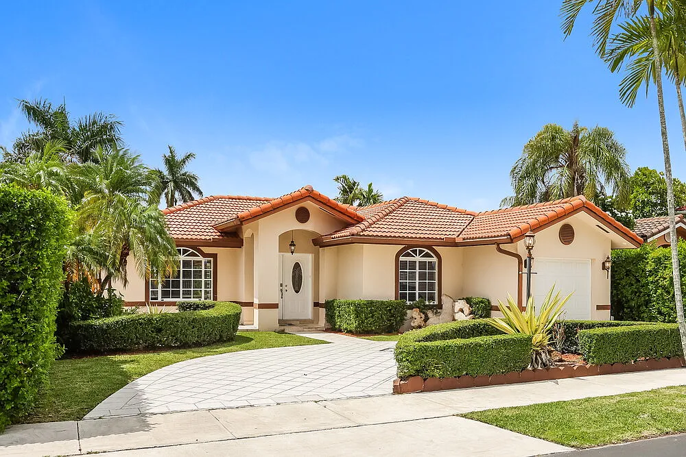 4 bed, 2.0 bath, 1913 sqft, $3,685 — Photo 3
