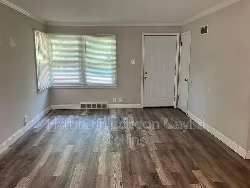 3 bed, 1.0 bath, 912 sqft, $1,375 — Photo 2