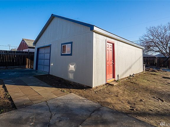 4th image of 1025 W Ivy Ave