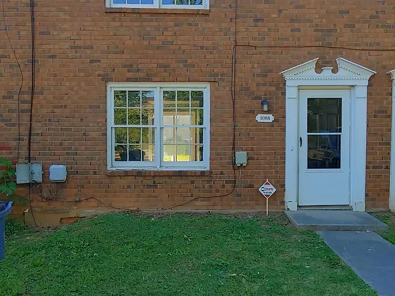 1008 Jeanette Ln — Photo 2