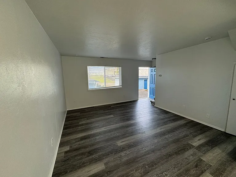 637 SW 9th St — Photo 7