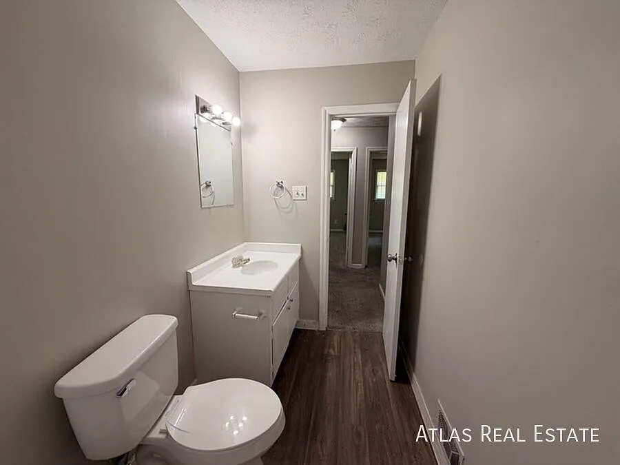 2 Bedroom with Washer/Dryer Hookups - Central Location just outside of Downtown Athens — Photo 4