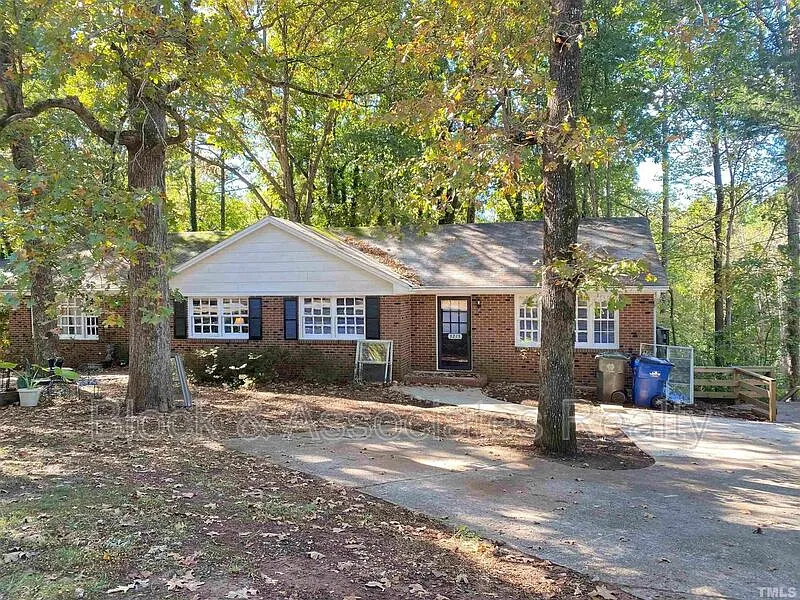 2 bed, 1.0 bath, 900 sqft, $1,300 — Photo 1