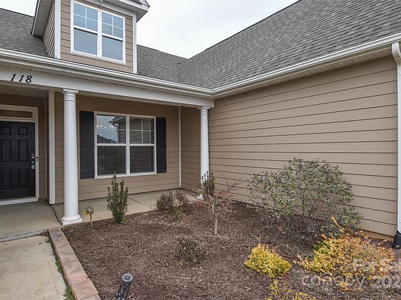 3rd image of 118 Caversham Dr