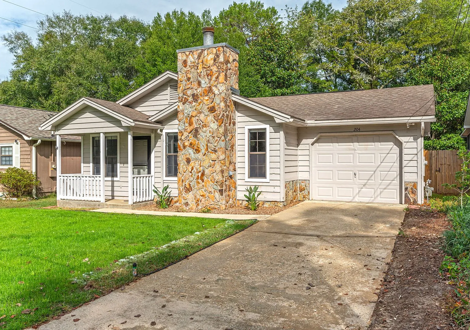 Updated Home in Prime Niceville Location! — Photo 3