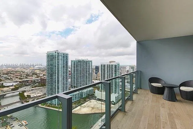 Reach Condo — Photo 1