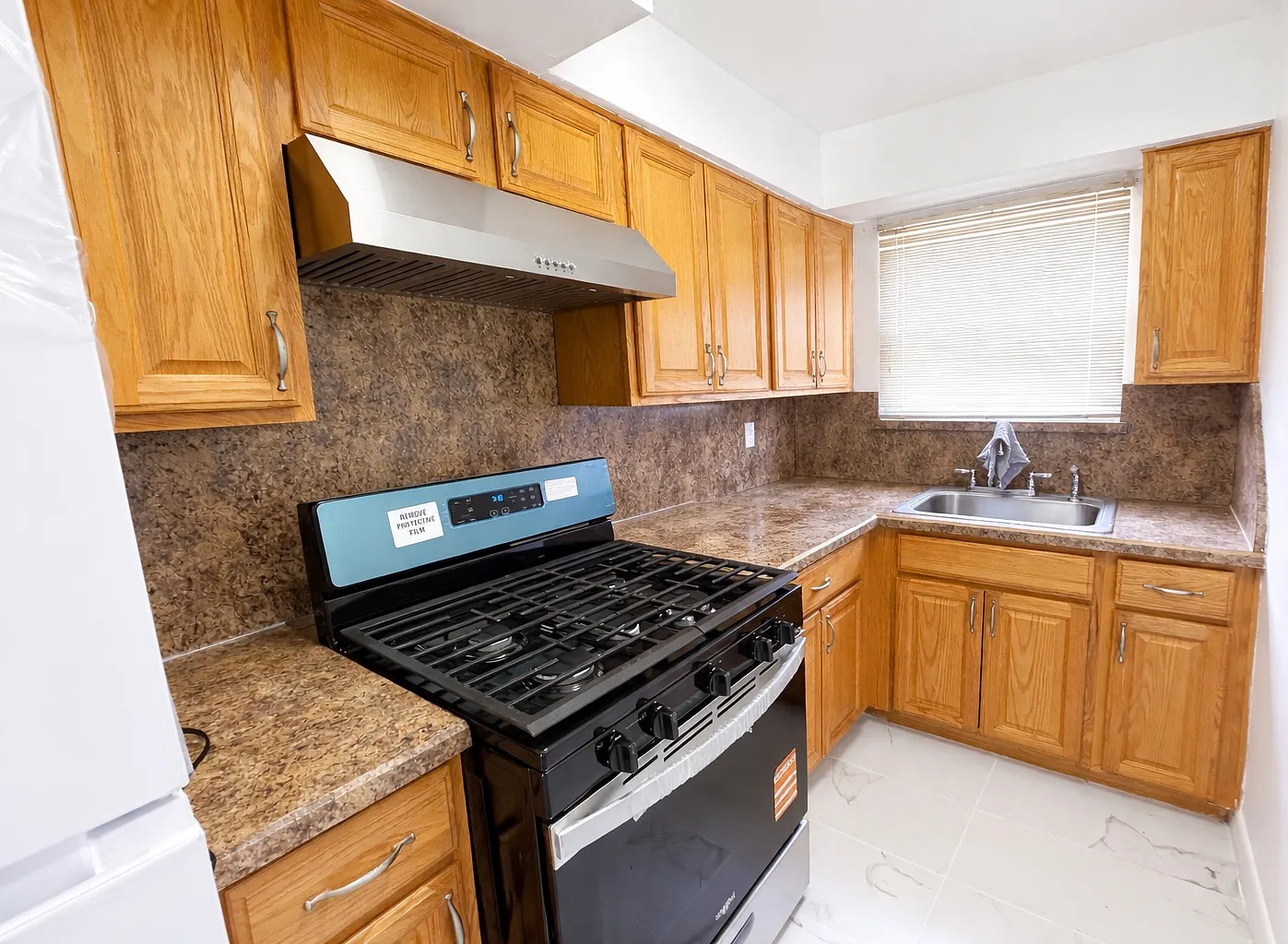 2 bed, 850 sqft, $2,200 — Photo 2