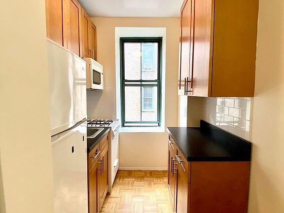 4th image of 520 E 79th St APT 4G