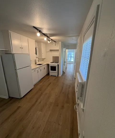 1505 W 12th St #C — Photo 3