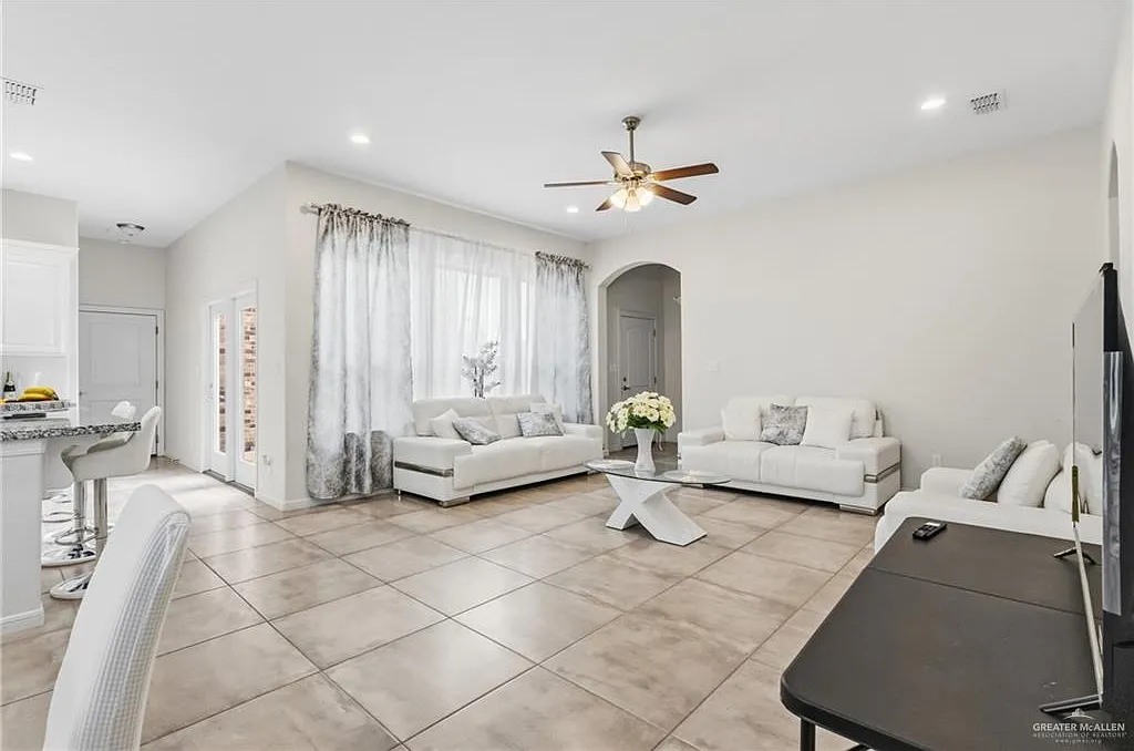 4 bed, 3.5 bath, 1832 sqft, $2,700 — Photo 3